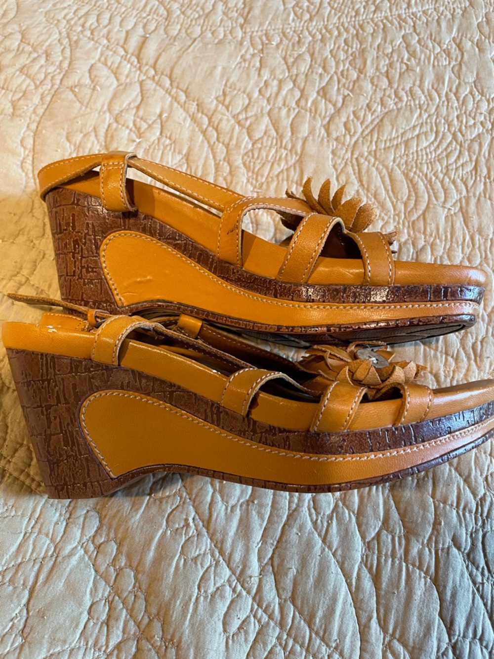 Natural Soul Women’s Cognac Flower Strap Sandals